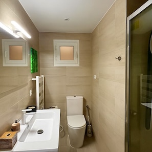 Sèche-cheveux, serviettes fournies, savon, papier toilette