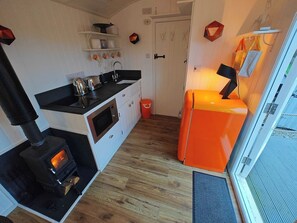 Jääkaappi, uuni, kahvin-/teenkeitin