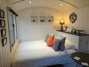 Silitysrauta/-lauta, Wi-Fi, vuodevaatteet