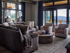 TV, fireplace - Luxury 3-bedroom condo in charming Blowing Rock (Blowing Rock)