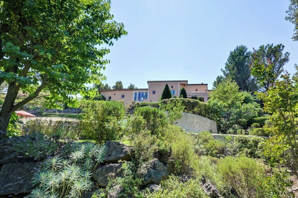 المنشأة من الخارج