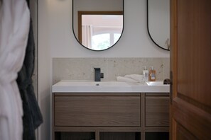 Deluxe Double Room | Bathroom | Hair dryer, towels, soap, shampoo - La Villa Kef (Mallemort)