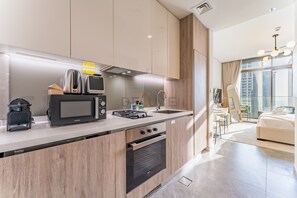 Fridge, microwave, oven, stovetop - Studio with Dubai Canal View, Walking Distance to Metro Station (Dubai)