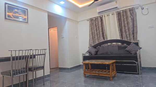 Lobby sitting area - Hotel Shree Siddhivinayak (Thane)