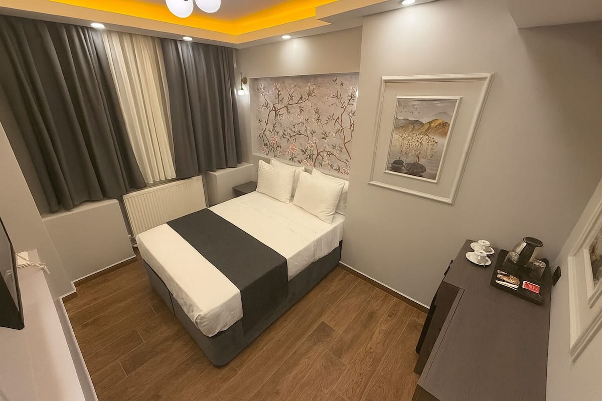 Classic Room | In-room safe, iron/ironing board, free WiFi