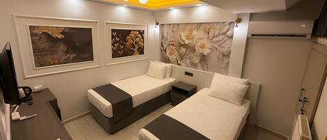 Caja de seguridad en la habitación y tabla de planchar con plancha