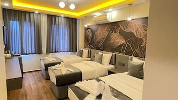 Familie driepersoonskamer | Een kluis op de kamer, een strijkplank/strijkijzer, gratis wifi