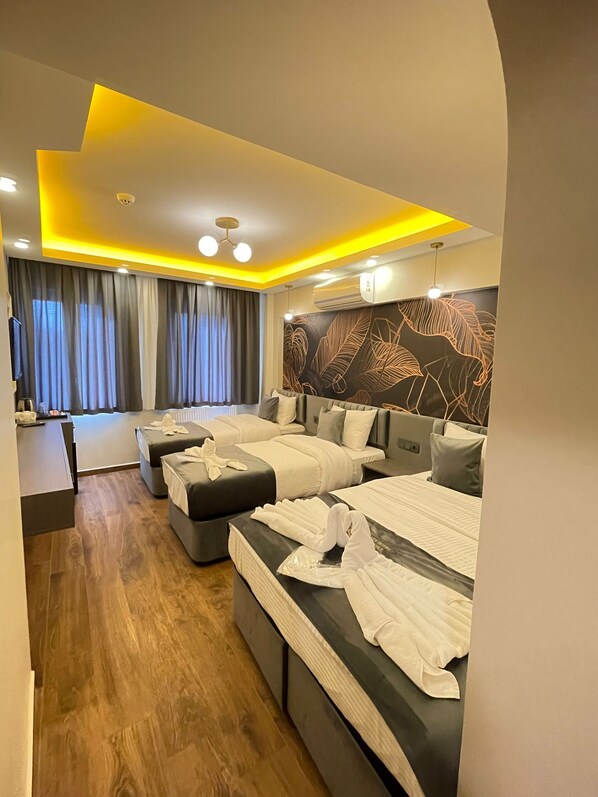 Family Triple Room | In-room safe, iron/ironing board, free WiFi - City Hotel İstanbul (İstanbul)