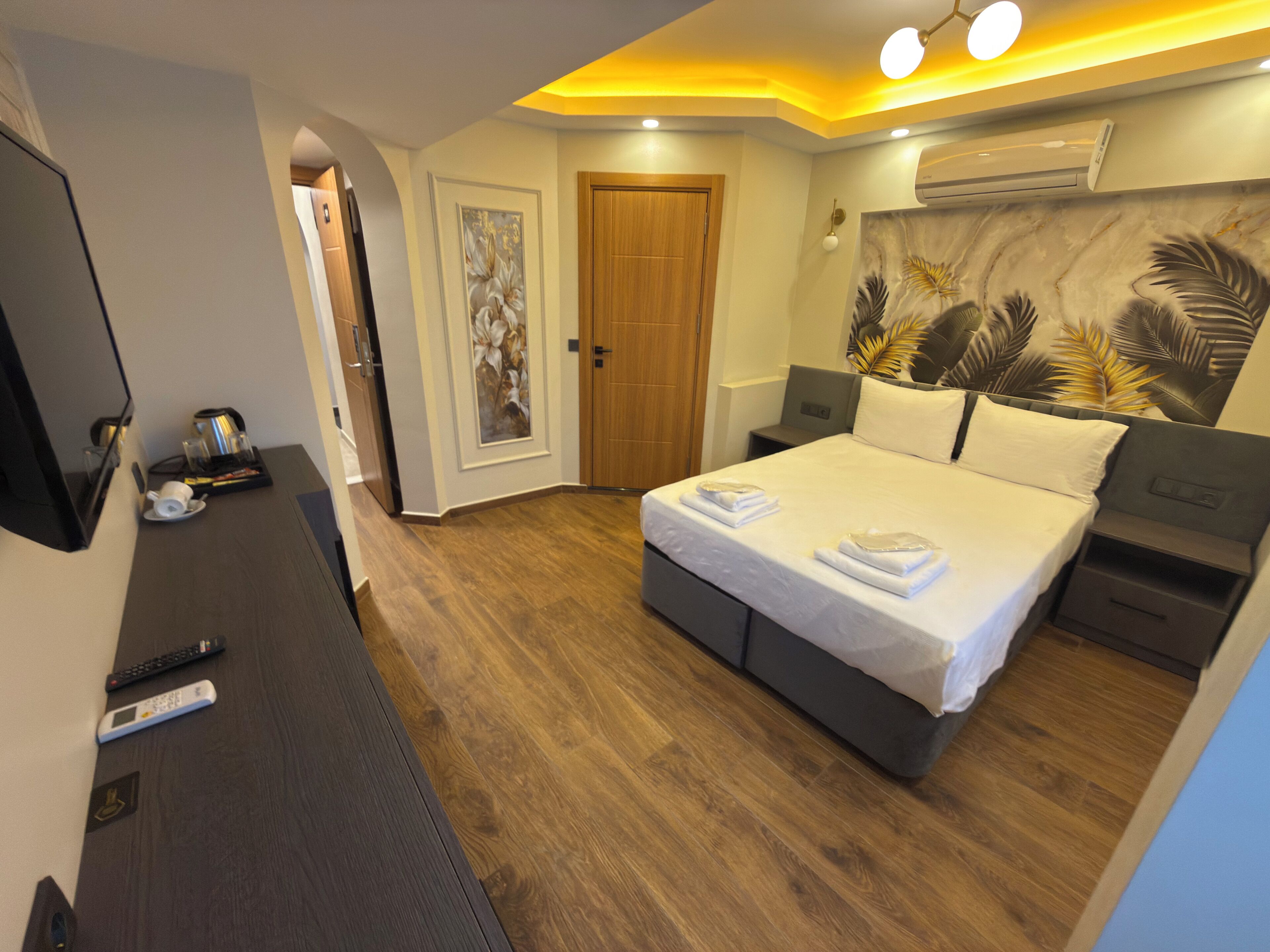 Classic Room | In-room safe, iron/ironing board, free WiFi