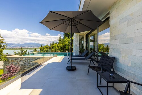 Horizon Villa Luxurious Lakefront Retreat