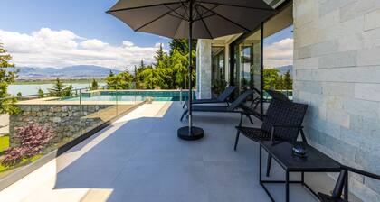 Horizon Villa Luxurious Lakefront Retreat