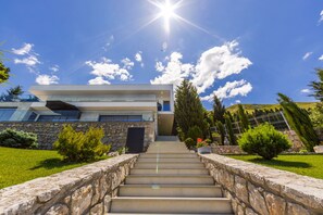 Villa | 4 bedrooms - Horizon Villa Luxurious Lakefront Retreat (Shkodër)