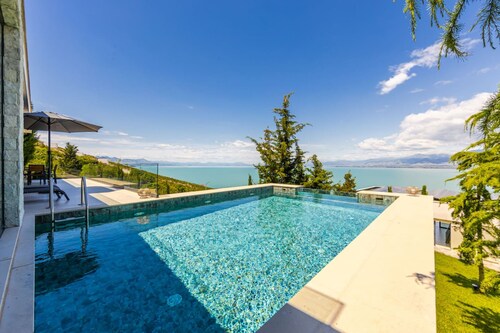 Horizon Villa Luxurious Lakefront Retreat