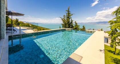 Horizon Villa Luxurious Lakefront Retreat
