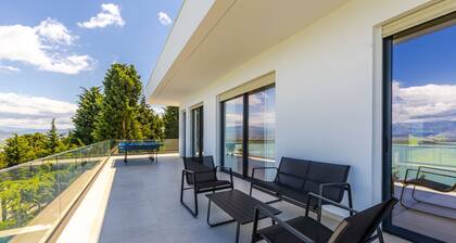 Horizon Villa Luxurious Lakefront Retreat