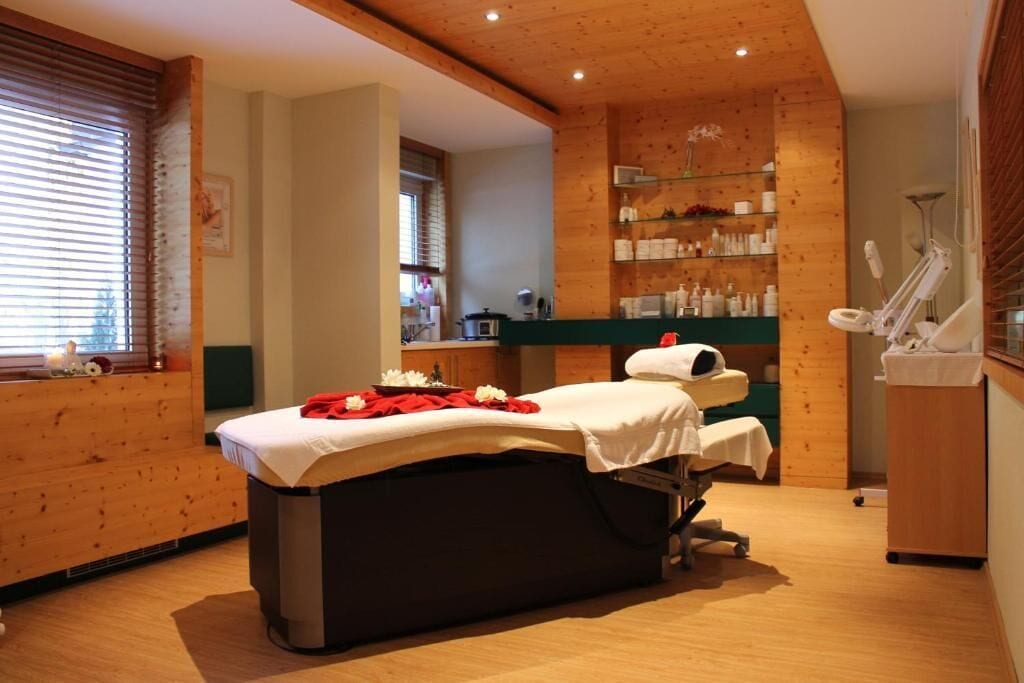 Sauna, 1 sala de tratamiento y masajes 