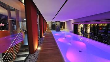 Kolam renang tertutup, kerusi lepak pantai