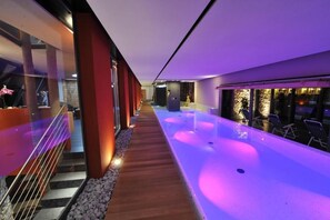 Piscine couverte, accès possible de 07 h 00 à 21 h 00, chaises longues 