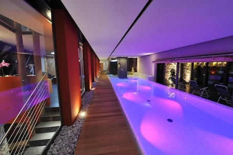 Indoor pool, open 7:00 AM to 9:00 PM, sun loungers. Hotel Salinensee