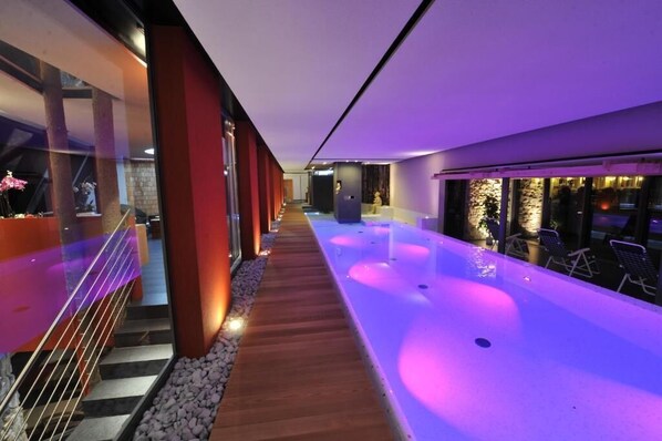 Indoor pool, open 7:00 AM to 9:00 PM, pool loungers - Hotel Salinensee (Bad Duerrheim)