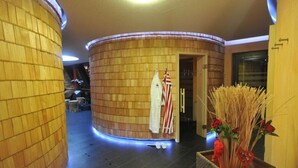 Una estructura de madera circular con un letrero que dice 'FINISH SAU'.