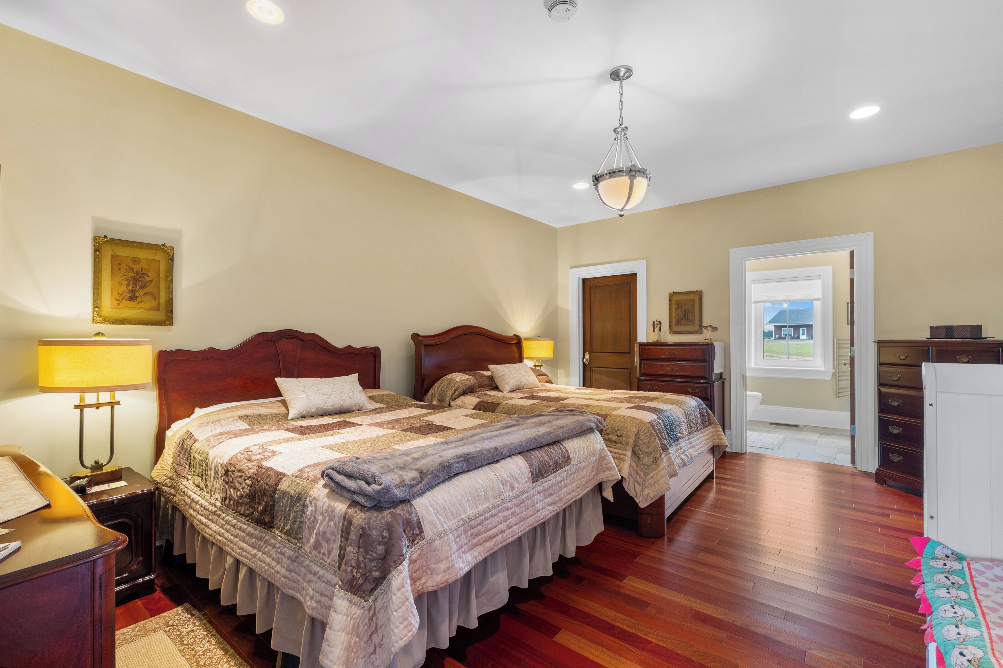 2 عدّة غرف نوم ومكواة/لوح كي وواي فاي وملاءات أسرّة