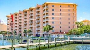 A multi-story hotel with balconies, a dock, and a marina. - Waterfront 3B Balcony Hot Tub Pool Near Beach (Clearwater Beach)