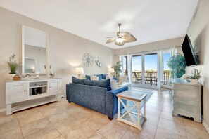 House, Accessible - Waterfront 3B Balcony Hot Tub Pool Near Beach (Clearwater Beach)