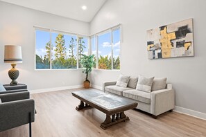 House | 5 bedrooms, Internet - Luxury Hilltop Designer House w Pool Great Views (Hacienda Heights)