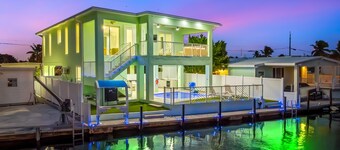 Aqua Verde Waterfront Lux Gem Dock Game Room