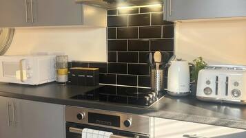 Geladeira grande, micro-ondas, fogão, cooktop