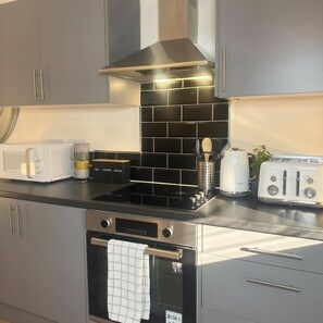 Großer Kühlschrank, Mikrowelle, Ofen, Herdplatte