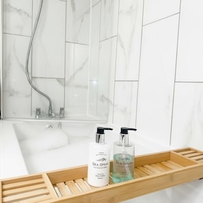 Kostenlose Toilettenartikel, Handtücher, Seife, Shampoo