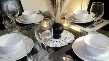 Geladeira grande, micro-ondas, fogão, cooktop