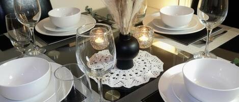 Køleskab/fryser i fuld størrelse, mikrobølgeovn, ovn, kogeplade