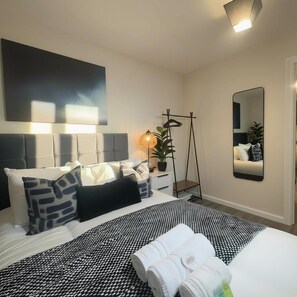 Iron/ironing board, free WiFi - Clifton Apartment (Cardiff)