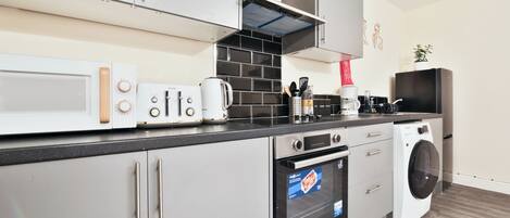 Frigorífico grande, microondas, horno y placa de cocina