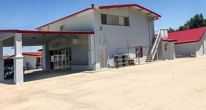 Couple’s Escape – Cozy Room Near Guymon Attractions!