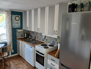 Réfrigérateur, four à micro-ondes, un four, surface de cuisson