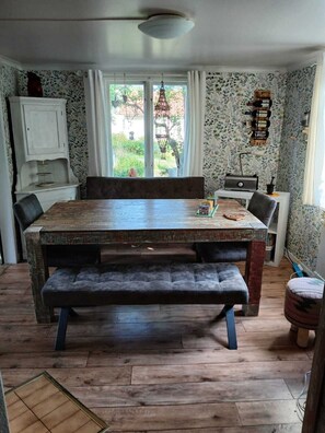 Dining - Vacation home for families with a large garden. Swimming lake and hiking trails nearby. (Vimmerby)