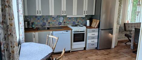 冰箱、微波炉、烤箱、炉灶