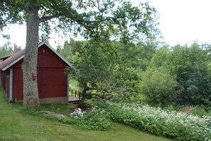 Property grounds - Vacation home for families with a large garden. Swimming lake and hiking trails nearby. (Vimmerby)