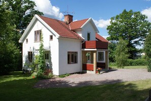 Exterior - Vacation home for families with a large garden. Swimming lake and hiking trails nearby. (Vimmerby)