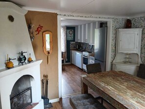 Kylskåp, mikrovågsugn, ugn och spishäll