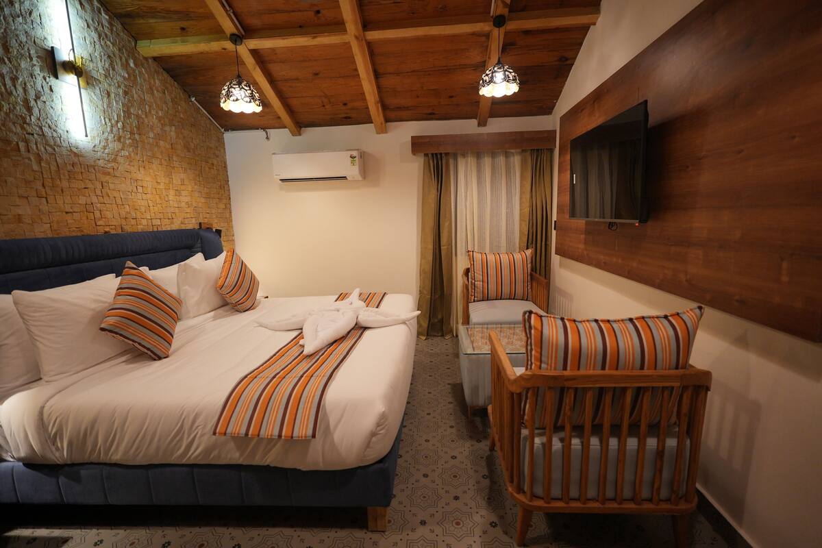 Wood Pecker | Individually decorated, individually furnished, desk, laptop workspace