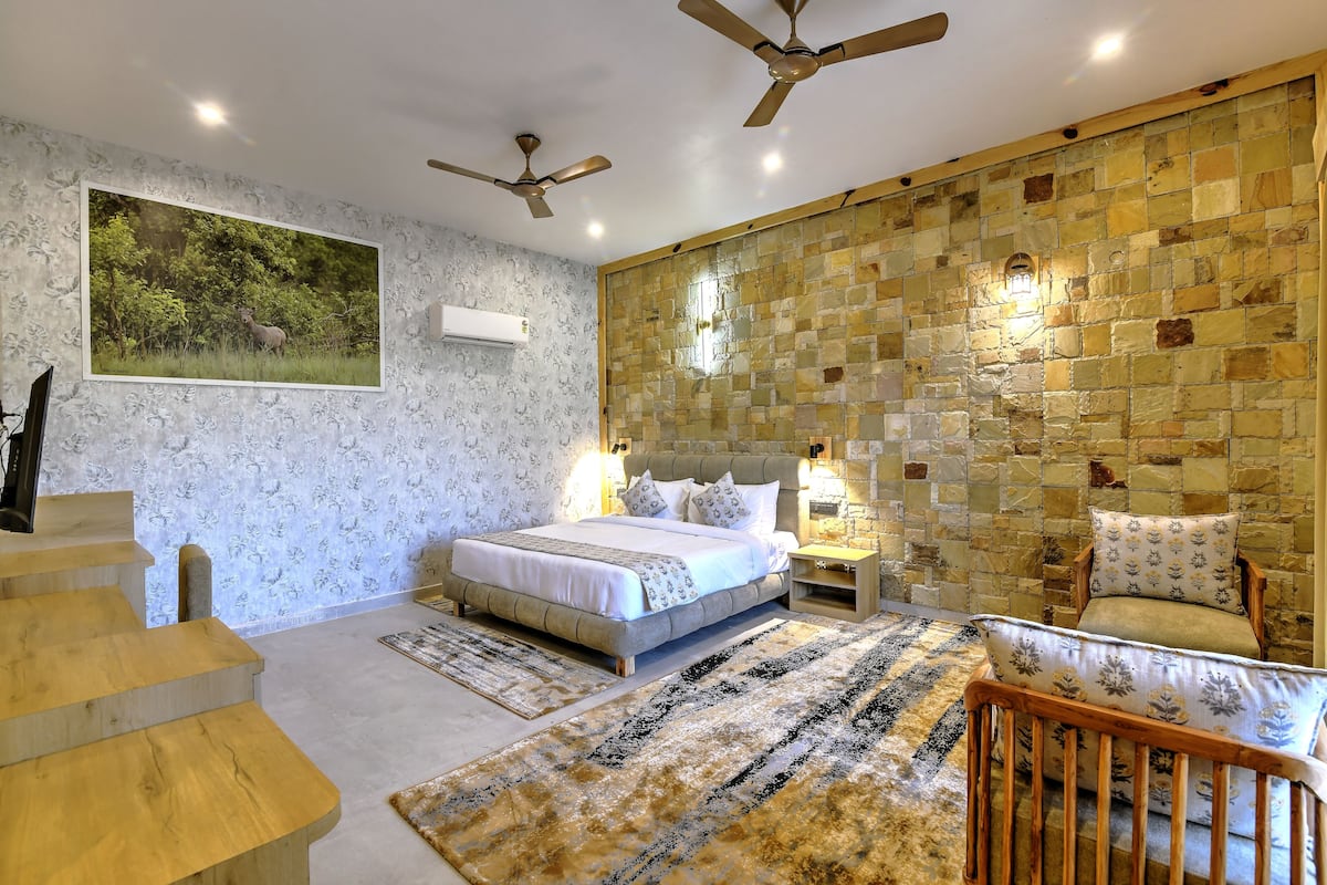 Exclusive-huone | Yksilöllisesti sisustettu, yksilöllisesti kalustettu, työpöytä