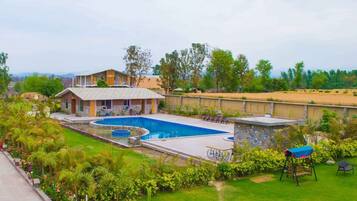 Una piscina al aire libre