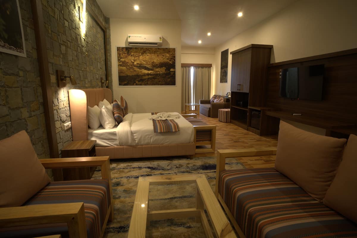 FICUS SUITES | Egyptian cotton sheets, premium bedding, desk, laptop workspace