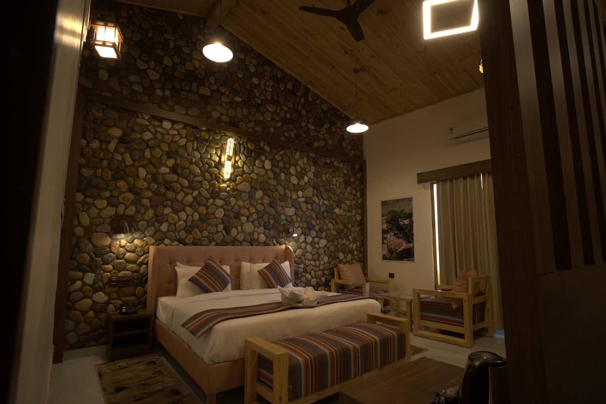 BANYAN SUITE | Egyptian cotton sheets, premium bedding, desk, laptop workspace