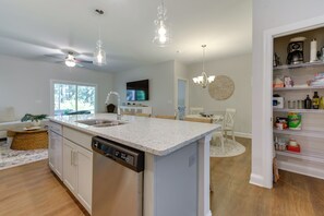 Apartment (3 Bedrooms) | Interior - Townhome w/ Pool! 7 Mi to Ocean Isle Beach (Shallotte)